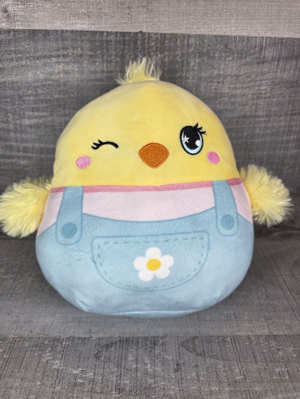 Squishmallows 8’’ Aimee Chick Easter Spring Overalls Plush Kellytoy Winking b166